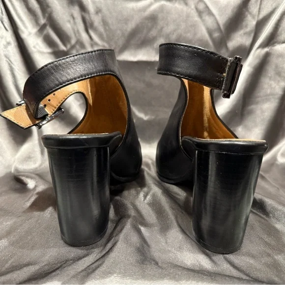 Vionic size 8.5 W 'Lacey' Black Leather Cutout Heeled Boots / Booties, Like New - Picture 8 of 10